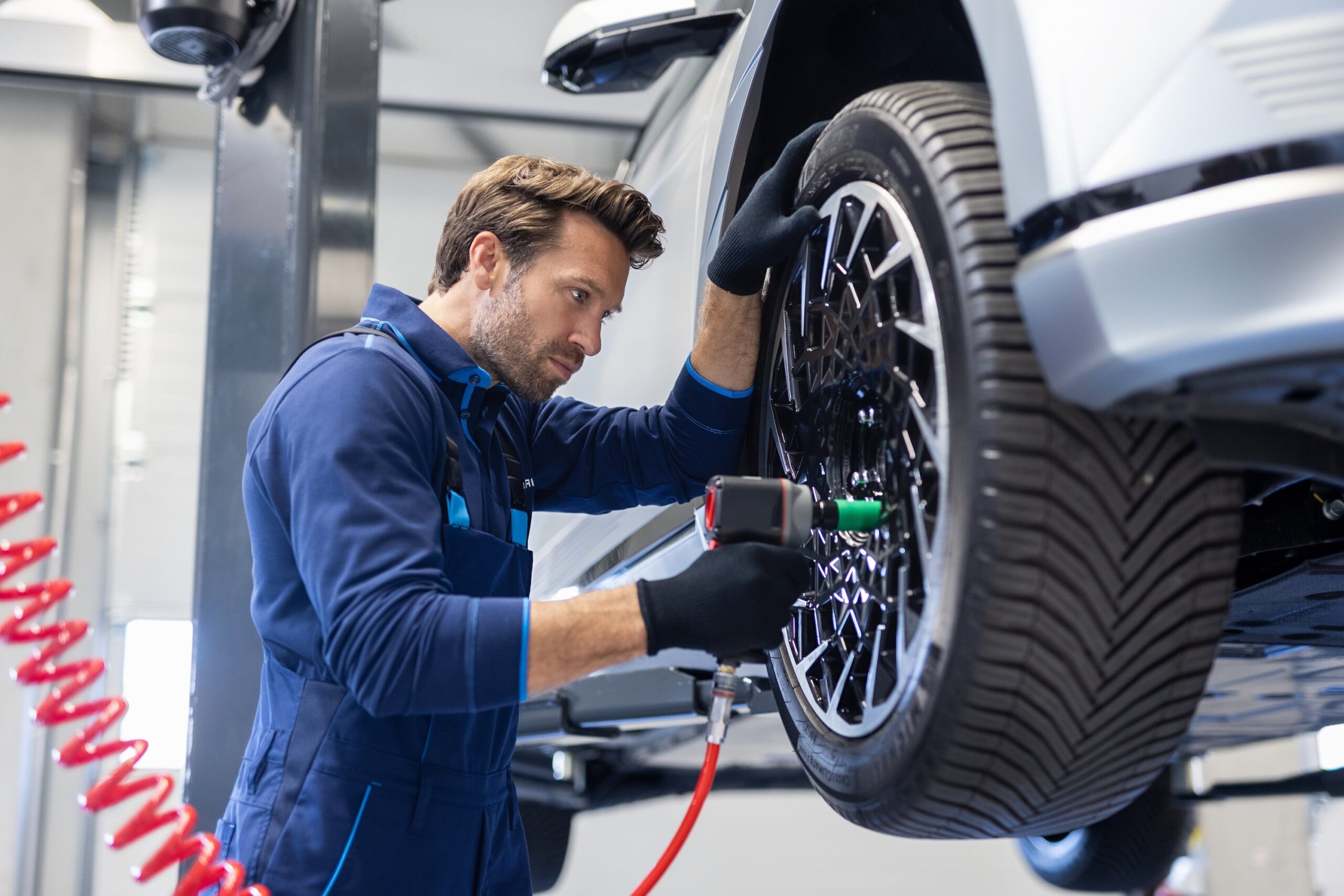 Hyundai szerelő kereket cserél